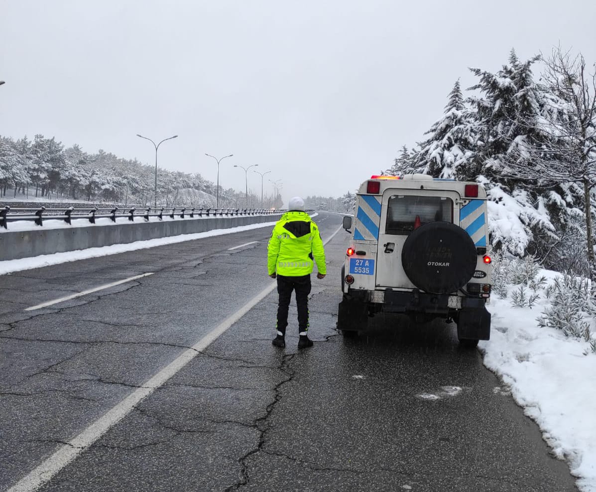 gazianteppolis's tweet photo. Trafikte g��venliğimiz için sıcak, soğuk demeden yollardalar…

Trafik Polislerimiz 7/24 özveriyle sahada…

#GaziantepEmniyet https://t.co/TE26gFXV95