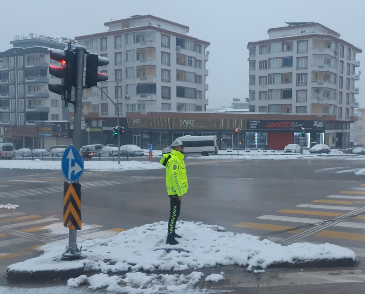 gazianteppolis's tweet photo. Trafikte g��venliğimiz için sıcak, soğuk demeden yollardalar…

Trafik Polislerimiz 7/24 özveriyle sahada…

#GaziantepEmniyet https://t.co/TE26gFXV95