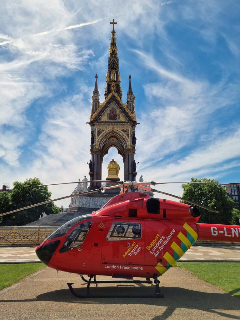 LDNairamb's tweet photo. A great picture of our helicopter at Kensington Gardens. 

📸: Captain Andy Thomson https://t.co/8riFGNH9Nt