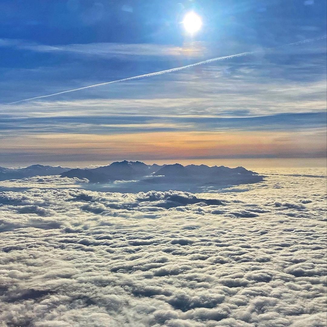 aircorsica's tweet photo. #LaPhotoDuHublot 💺
✈La mer de nuages laisse apparaitre une île. Partagez vos #photos de #hublot et mentionnez #aircorsica lors de vos publications !
Prenez l'air ➡ https://t.co/N8Tokr4qk8
📷 loooo loooo
#windowpic #corse #corsica #photoduhublot #voyage #travel https://t.co/v1W1igGb0G