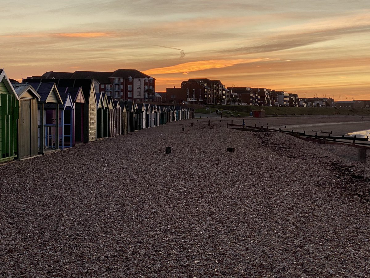 Attention2place's tweet photo. Moon setting over Southampton Water and #sunrise in the East #Leeonsolent #morethanhumanencounters https://t.co/6g2VYiKQN4
