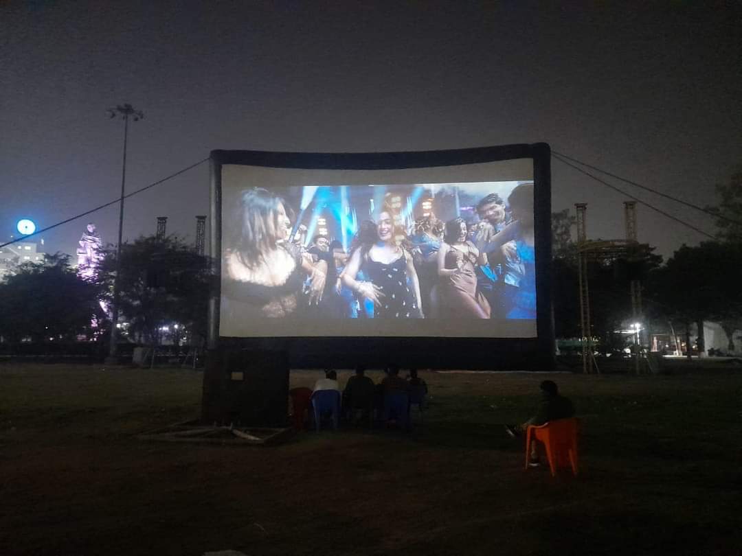 UDHDBIHAR's tweet photo. Dear Patnites thank you for being part of the #MegaScreen. Keep loving your city Patna.
Patnites watching the movie and making their evening memorable.
Join today again at same time same place .
With a new #megascreen movie.
#PatnaSmartCity
#megascreen
#smartcity https://t.co/Jpduxrw94g