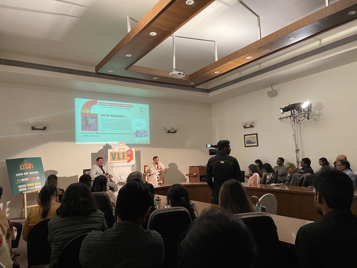vidlitfest's tweet photo. Housefull session for @amitbasole as he talks about all things Ghalib ✨

#VLF23 https://t.co/lcmH8xPuhx
