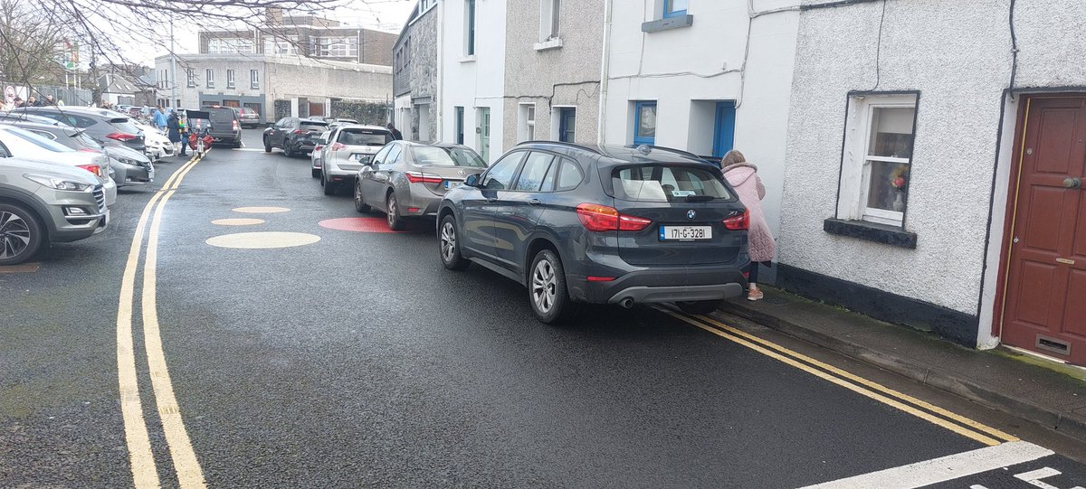 Despite a #Schoolstreet at @SIognaid, 10-15 cars come down the street daily for 1:30pm pick up. I spoke to some drivers, who are aware they are breaking the law but justify it by saying there are many others doing the same thing. @GalwayCityCo warden needed to change behaviour?