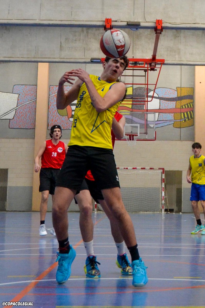 En copa colegial nos preguntamos si jugamos a baloncesto o alguna vez combinamos con el futbol¿ @SalaZaragoza lo fichais como Pivot estrella promete ser MVP?