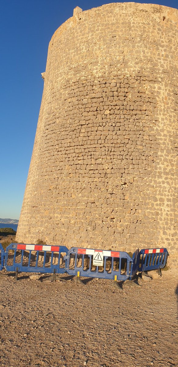 Vtetorresf's tweet photo. Sembla que no hi hagi ningú al Consell d'Eivissa preocupat pel futur de sa Torre de ses Portes a Salines. Mesos i mesos de tanques i cap senyal de que es vagi a fer res. A que esperan? A que caigui?
#patètic https://t.co/4XARwuCbnk
