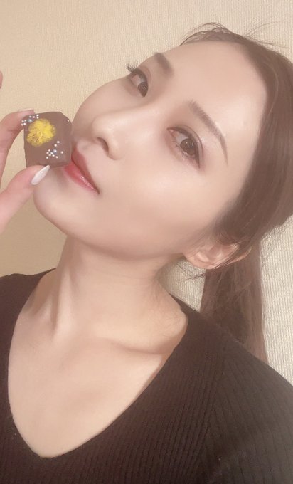 チョコレートタイム😆  バレンタインが近いので、 お店にはたくさん美味しそうなチョコが置いてありますね。  ついつい食べたくなってしまいます💦 https://t.co/l0BNkGsBNV