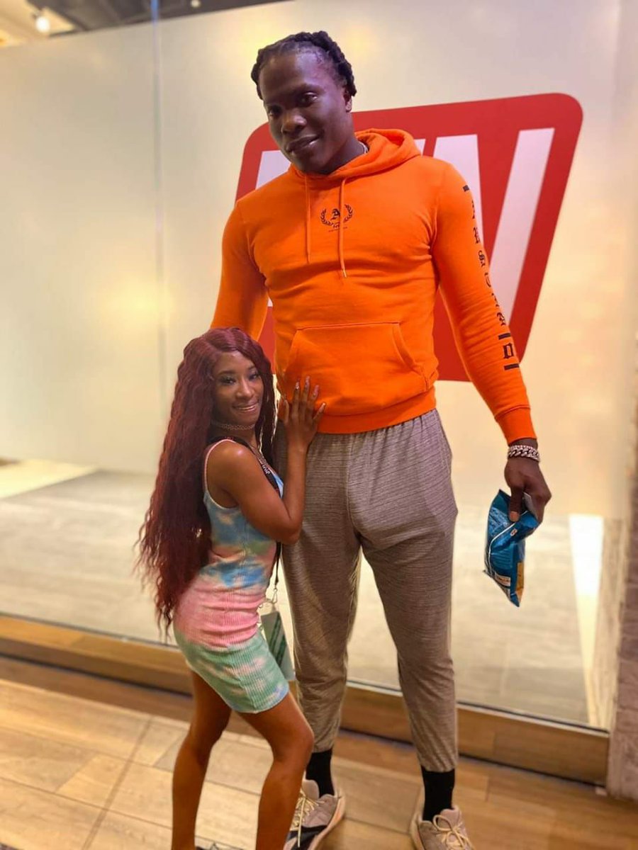 That guy has a nice jumper 😉🤫😊