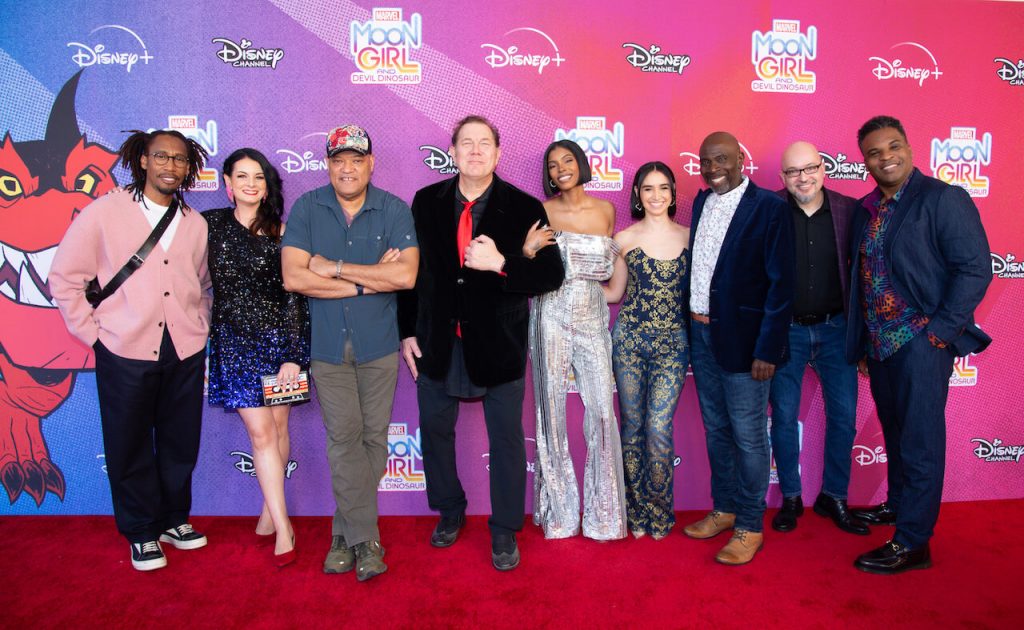 Buzz_Access's tweet image. .@MarvelStudio's '#MoonGirlAndDevilDinosaur" cast stop by at the Disney Lot Premiere @diamondwhite @RaphaelSaadiq @FredTatasciore #LibeBarer #GaryAnthonyWilliams @steveloter #RodneyClouden @ianaIexander youtu.be/iMuFDLTVTvw #GetBuzzed #DisneyPlus