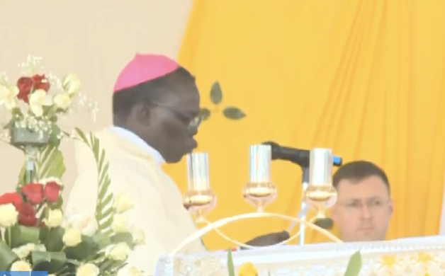 vaticannews_it's tweet photo. "Santità, credo che la sua visita sia un segno di solidarietà nei nostri confronti e dimostri il desiderio di riportare la tranquillità nel Paese".
Il saluto dell'arcivescovo di #Giuba a #PapaFrancesco #SudSudan https://t.co/6ME16iSgKO