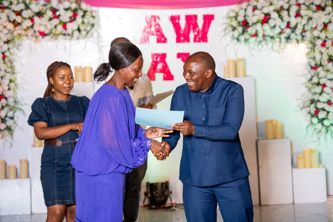 AAwlahurio's tweet photo. Bi.Martha Lyimo kutoka AWLAHURIO ARUSHA akipokea cheti cha appreciation kwa ushiriki na uwajibikaji katika wiki ya sheria. 
HONGERA Bi.Martha lyimo🙏🏾❤ https://t.co/SJrF8rKTW6
