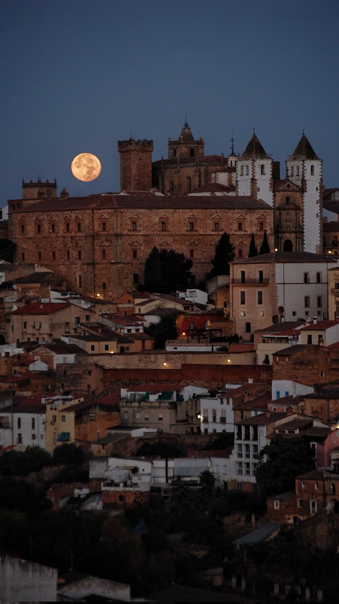Cáceres y la luna llena 🤍✨
