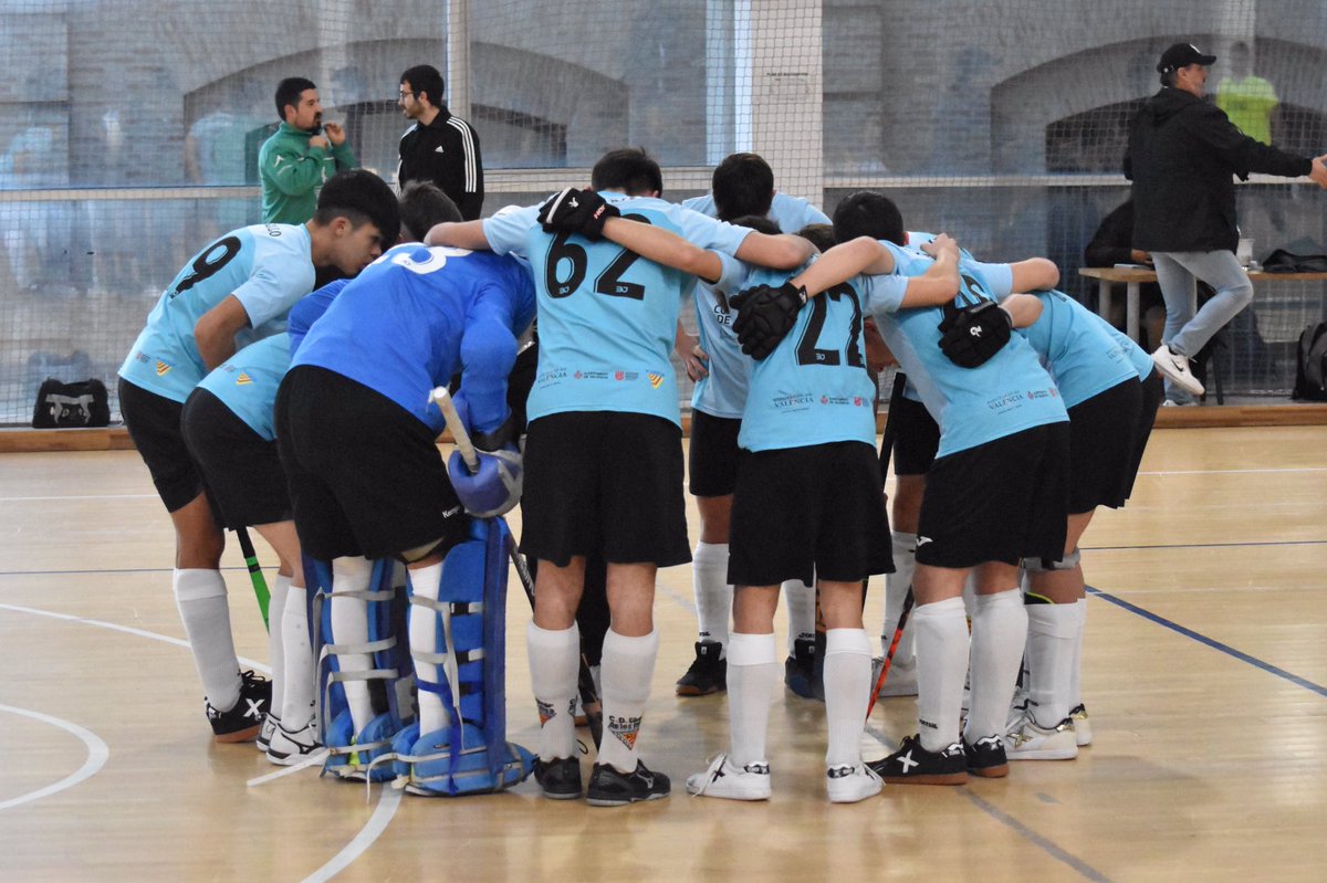 El equipo juvenil masculino se proclama campeón de la liga de #hockey sala 🏑 <a href="/FHCV/">FHCV Hockey</a> 
¡Enhorabuena a los jugadores y el equipo técnico! 👏🏻👏🏻👏🏻👏🏻
Ahora, a por la semifinales 💪
<a href="/comunitatesport/">Comunitat de l'Esport</a> <a href="/FTA_CV/">Fundación Trinidad Alfonso</a>
