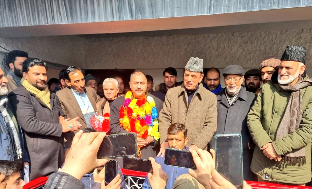 ghulamnazad's tweet photo. Former PDP Zonal President, Eidgah Ghulam Nabi Bhat joins DAP in Srinagar along with hundreds of workers. I welcome him to the party fold and hope his joining will further strengthen the party cadre at grass roots! https://t.co/Tzawium7t8