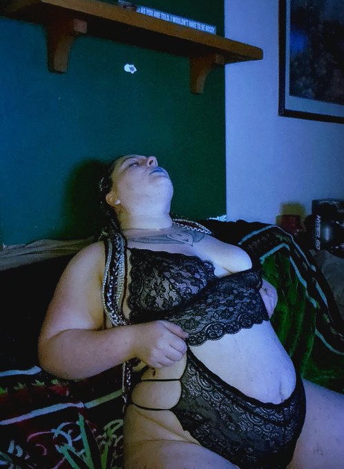 New shoot and solo goes out on my page in the morning ! Only 86 spots left !  (Ps it's free for the month<a href="/tag/onlyfans"class="tags"><span>#onlyfans</span></a><a href="/tag/freeonlyfans"class="tags"><span>#freeonlyfans</span></a><a href="/tag/elizabethlovley"class="tags"><span>#elizabethlovley</span></a>