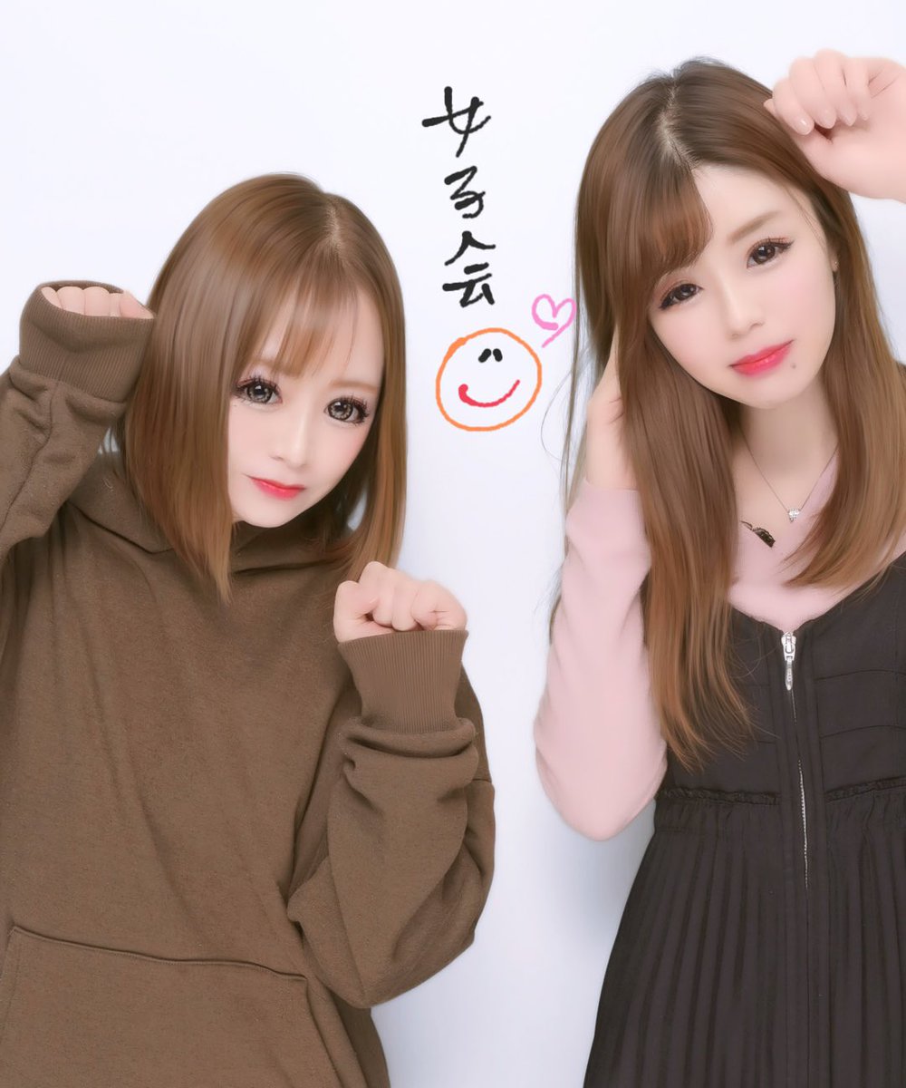 mexx7533's tweet photo. バッサリ髪切って元職場の子と
久々にプリというもんを撮ったのだが
最近はプリ機で顔加工出来るのね🥹💕
出てきたシールが透明でびっくりするBBA2人← https://t.co/Jze3xS3yi8