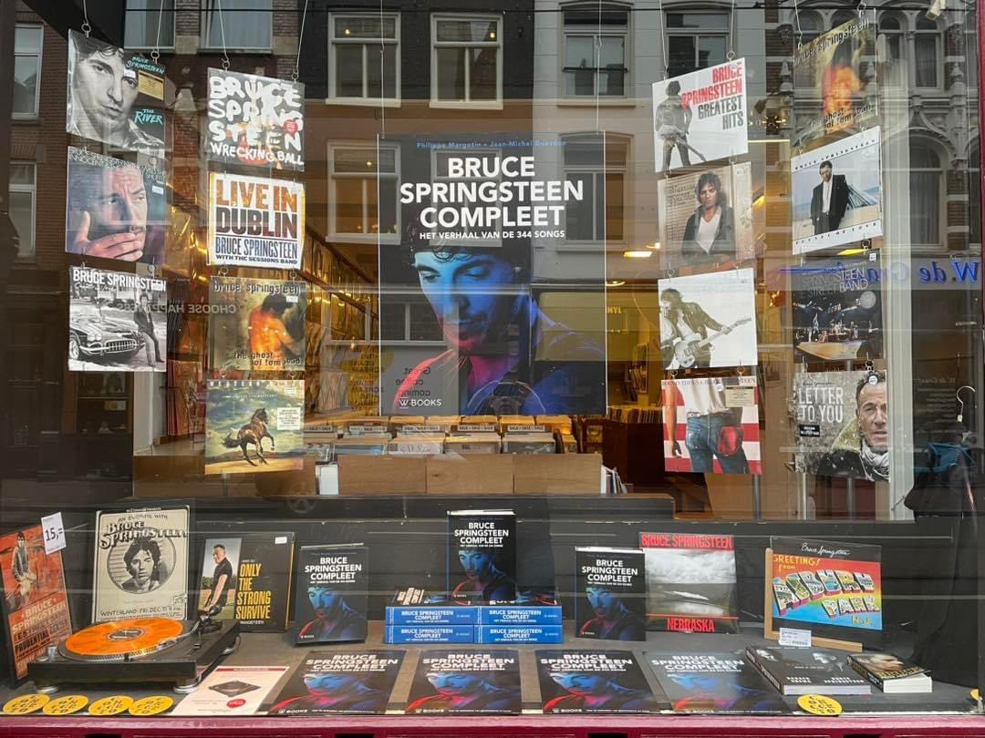 Sending you all Some sunday love and a tribute
to the Boss !