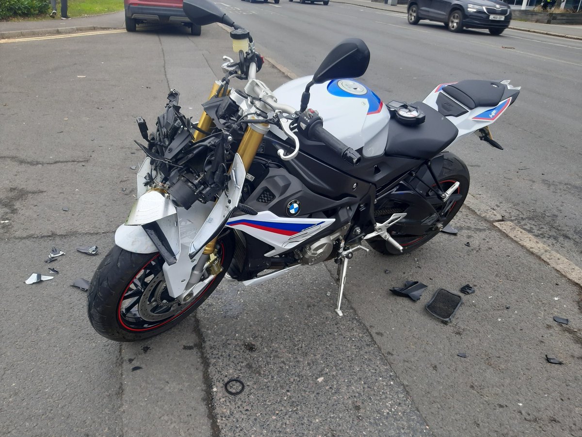 tvprp's tweet photo. #XRT06 #P0431 #P7555 #Slough
The rider of this motorcycle was out on a test ride with a view to purchasing it. Unfortunately the test ride did not end well when a car pulled across his path. Rider has a suspected broken leg and cuts and bruises.
Investigations ongoing https://t.co/OYq6HO79Le