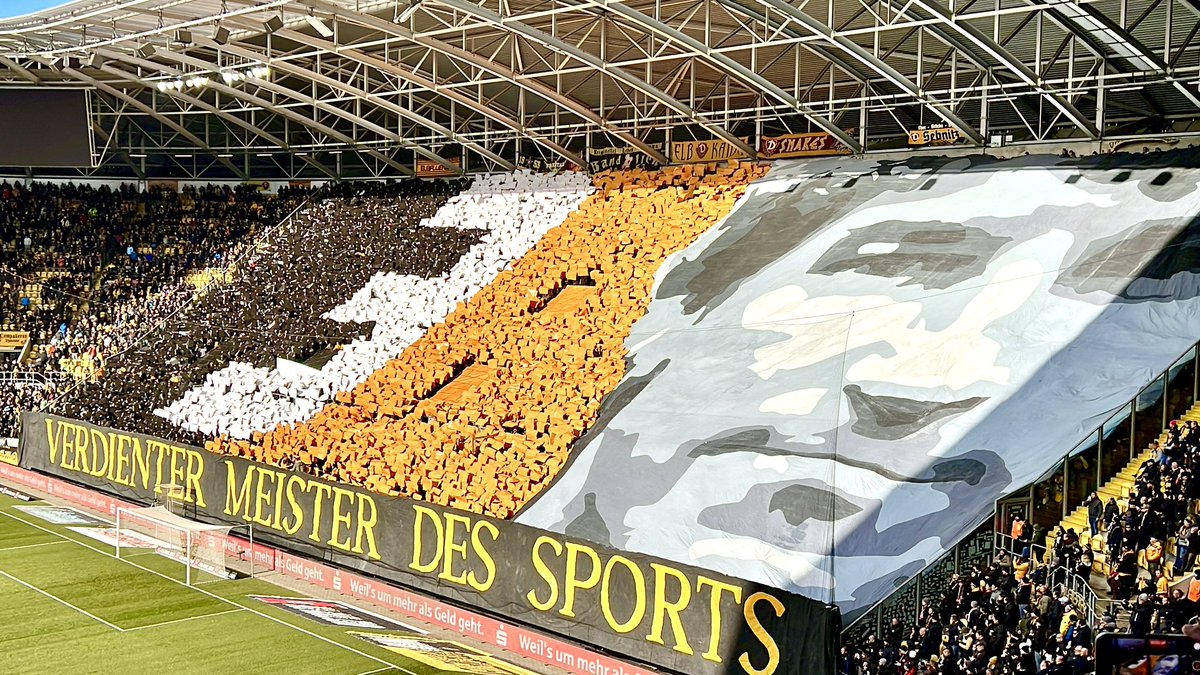 tribun753's tweet image. Endlich, nach langer Zeit, ein geiles Heimspiel. 7:1 wann gab es das letzte Mal? Highlight? Die #choreo von unserem #kblock zu Ehren von unserem #dixie Dörner. Gänsehaut pur! Danke!
#DynamoDresden