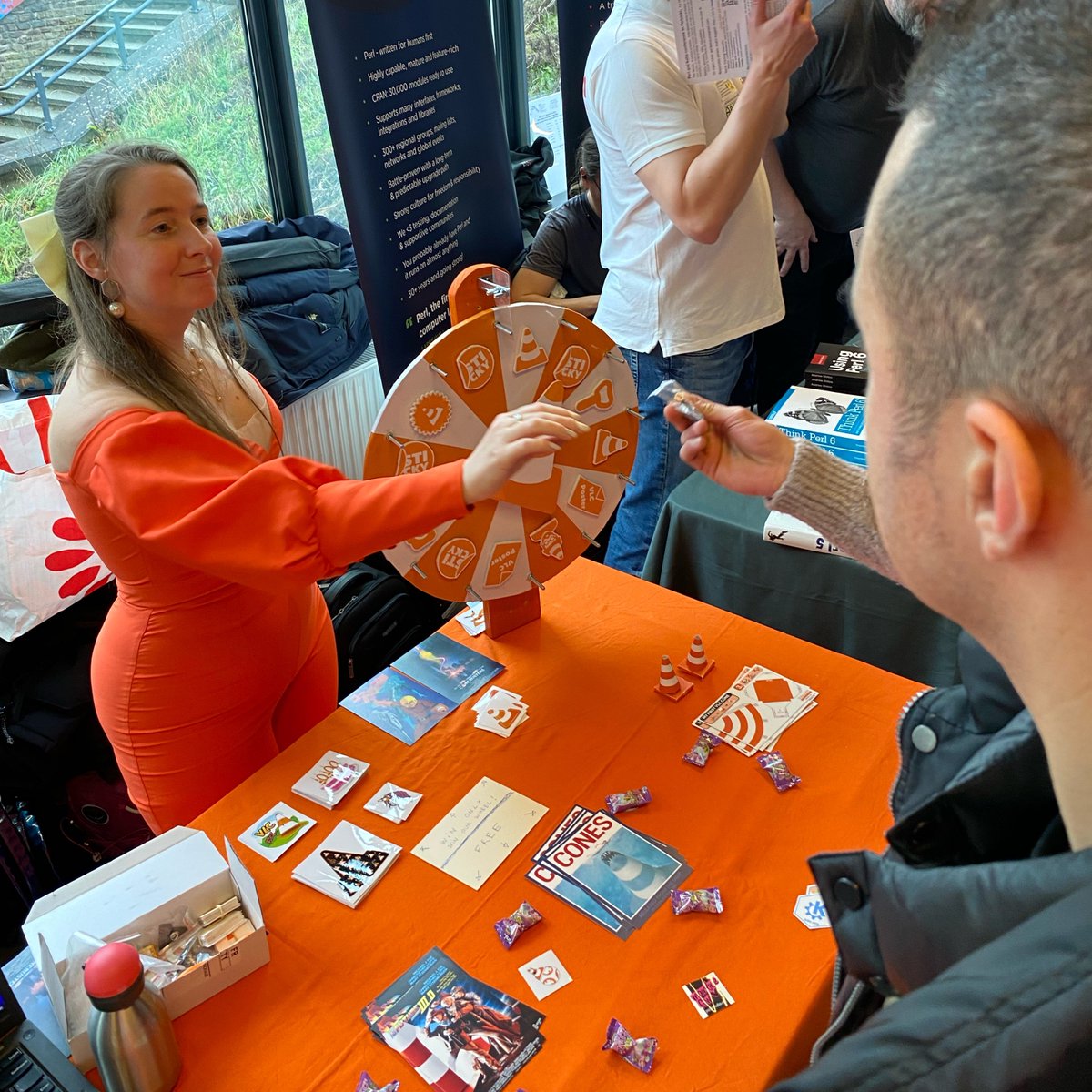 mozthunderbird's tweet image. OK, the team at @videolan have the best company uniform at #FOSDEM! 😄  

Truly one of the best hats ever --- and you can win one by spinning that wheel and getting lucky! 

#VLC #OpenSource