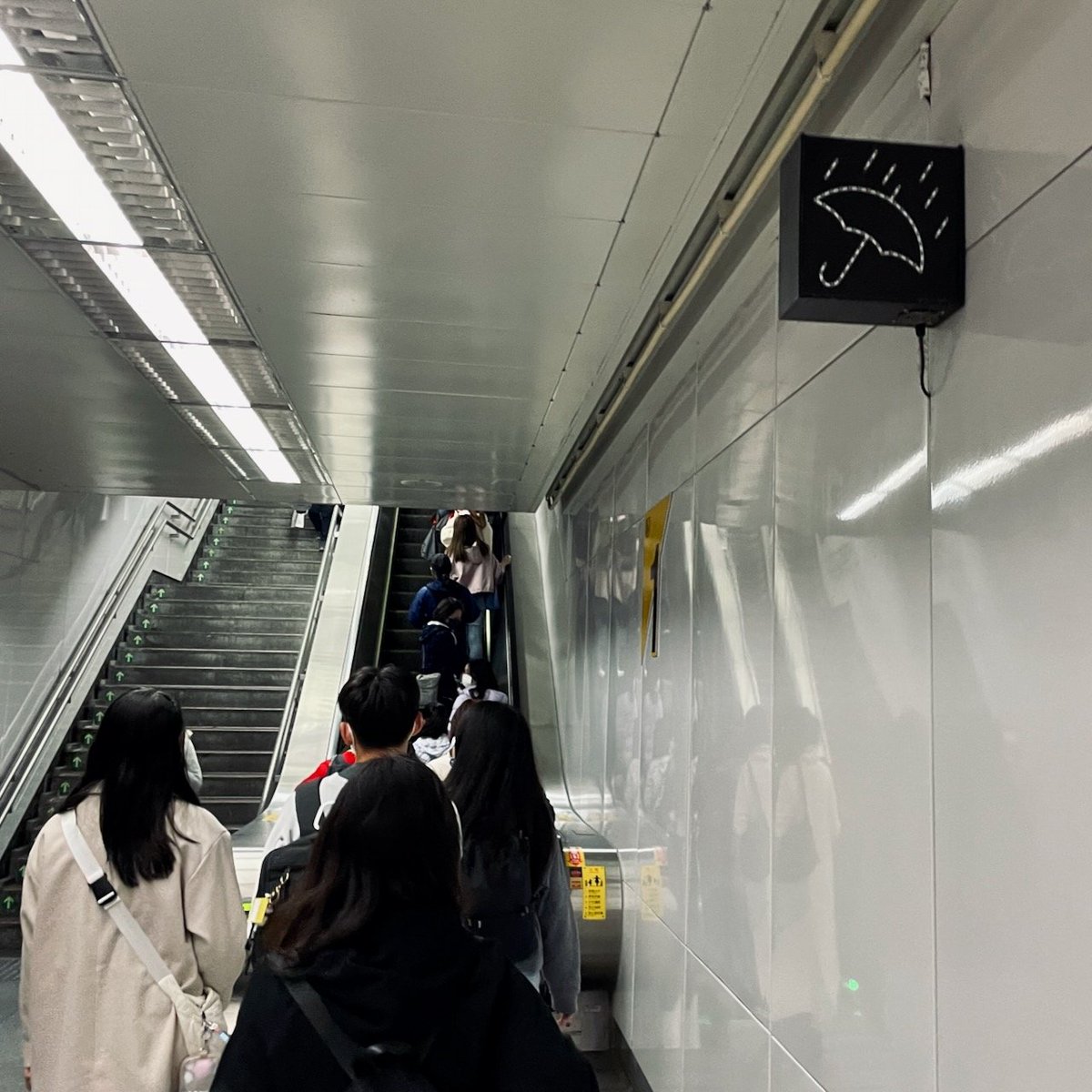 台北捷運世貿站出口電梯旁的下雨提示牌。