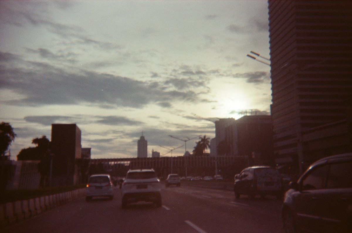 nuo2x2's tweet photo. and at the end, always lovin a #Sunday cruise.. so peaceful... #filmphotography #ishootfilm #filmisnotdead #DaiichiM35 #filmcamera #lofi #retro #toycam #plasticcamera #kodakfilm #kodakcolor #kodakgold #nuo2x2 #nuo2x2toycam https://t.co/9OxjAQ7vvx