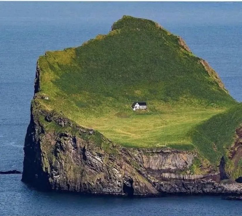 ItsSportyGeek's tweet photo. I’m waiting for @MrBeast to offer me £1,000,000 to stay here on my own for a year.

👀

#MrBeast #Challenge https://t.co/VjGcVnku5O