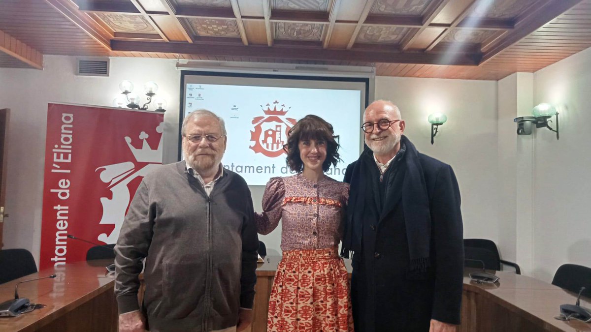 evroes's tweet photo. Viernes literario con Irene Vallejo, VI Premi de les Lletres Vila de #leliana 
Estuvimos en la recepción, en #biblioeliana y en el auditorio. Sabíamos que era leer a @irenevalmore.
Ahora hemos tenido también la suerte de escucharla.
#PremidelesLletresViladelEliana con @racodes https://t.co/1vcgGJMiDc