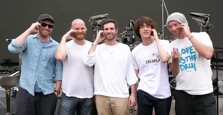 KimSeokjinSpain's tweet photo. [📸]
Seokjinnie junto a Coldplay 💜

#JinXColplay #진 
#TheAstronaut #Jin #방탄소년단진 @BTS_twt 
~🐹 https://t.co/MgjxyXIDP3