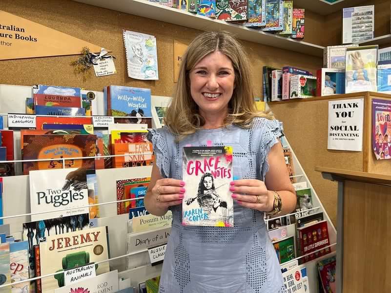 KComer_writer's tweet photo. My hope for the launch of Grace Notes, my debut YA verse novel with Hachette, was for everyone there to celebrate the creativity of art, music and words, as well as the creativity within us all.

Well, we did!

Look at that amazing window display - thank you Readings Kids! 1/5 https://t.co/YwnwgrGacK