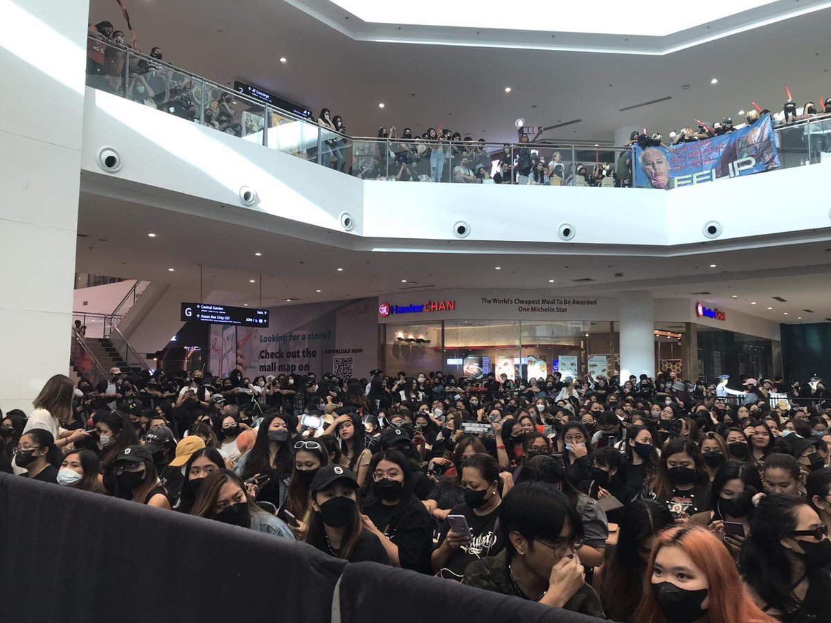 LOOK: Supporters of SB19's Ken – also known as Felip, flock to Ayala Malls Manila Bay ahead of Felip's performance for his COM•PLEX album showcase at 6pm on Feb. 5, 2023. 

📸Carissa Alcantara