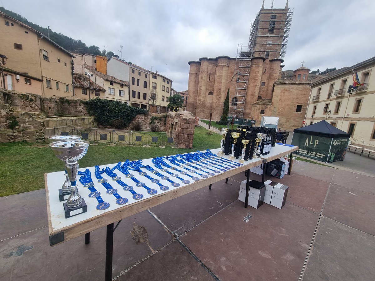 Trofeos, medallas y regalos preparados.

En media hora empieza la primera etapa de la Media Maratón del Camino <a href="/maratonrioja/">Club Maratón Rioja</a>

Let's go!