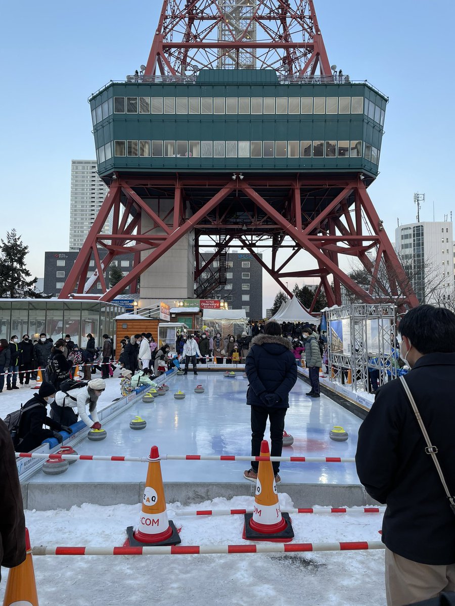 sh164ykr's tweet photo. さっぽろカーリング体験パークがスタート
2月4日から11日まで大通西1丁目J:COM 広場で開催しています。たくさんの人が来てくれています。 https://t.co/mi2NNMCatW