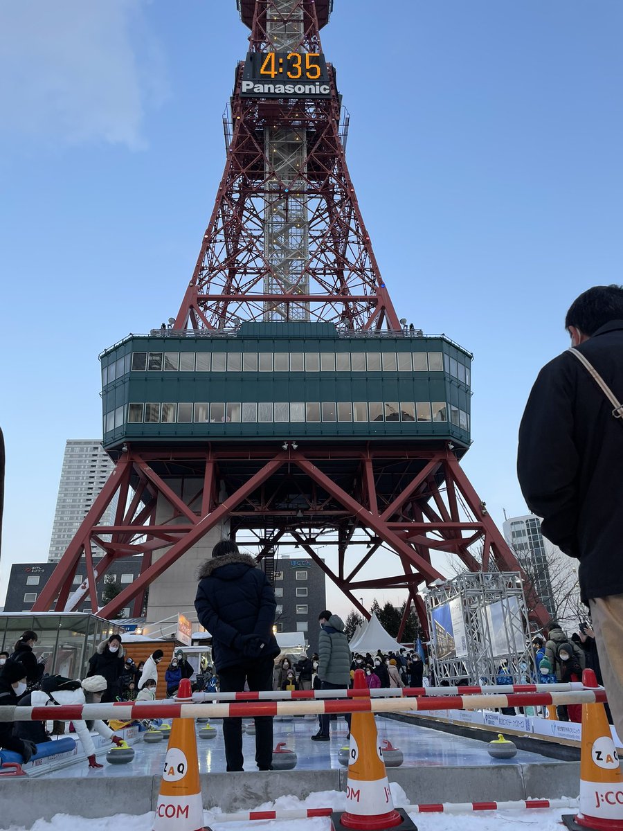 sh164ykr's tweet photo. さっぽろカーリング体験パークがスタート
2月4日から11日まで大通西1丁目J:COM 広場で開催しています。たくさんの人が来てくれています。 https://t.co/mi2NNMCatW