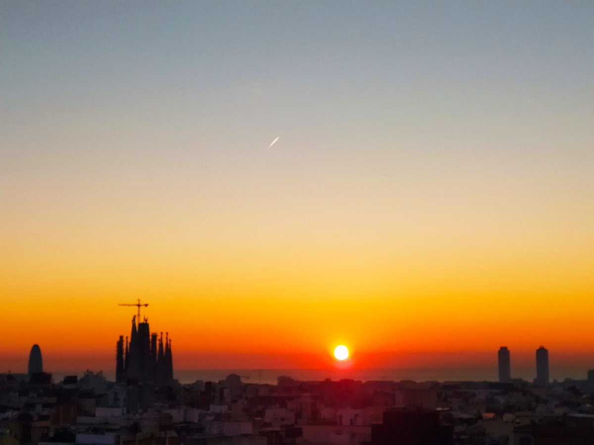 XG7AV's tweet photo. #BonDia #GoodMorning #Barcelona #Sunrise #sun #sky #sea #skyline #Catalunya #Catalonia #World #GoodMorningTwitterWorld #GoodVibes https://t.co/oScN6aV8CF