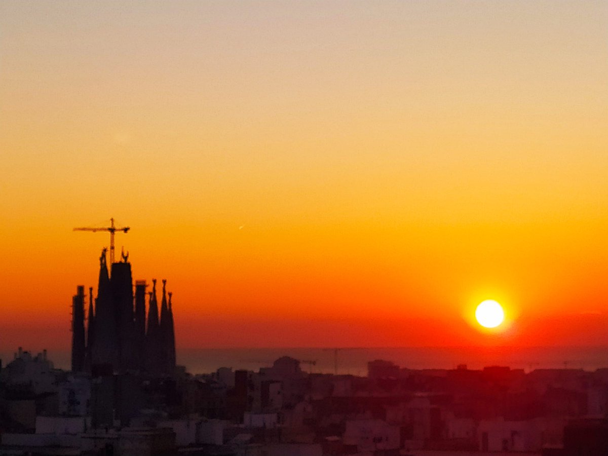 XG7AV's tweet photo. #BonDia #GoodMorning #Barcelona #Sunrise #sun #sky #sea #skyline #Catalunya #Catalonia #World #GoodMorningTwitterWorld #GoodVibes https://t.co/oScN6aV8CF