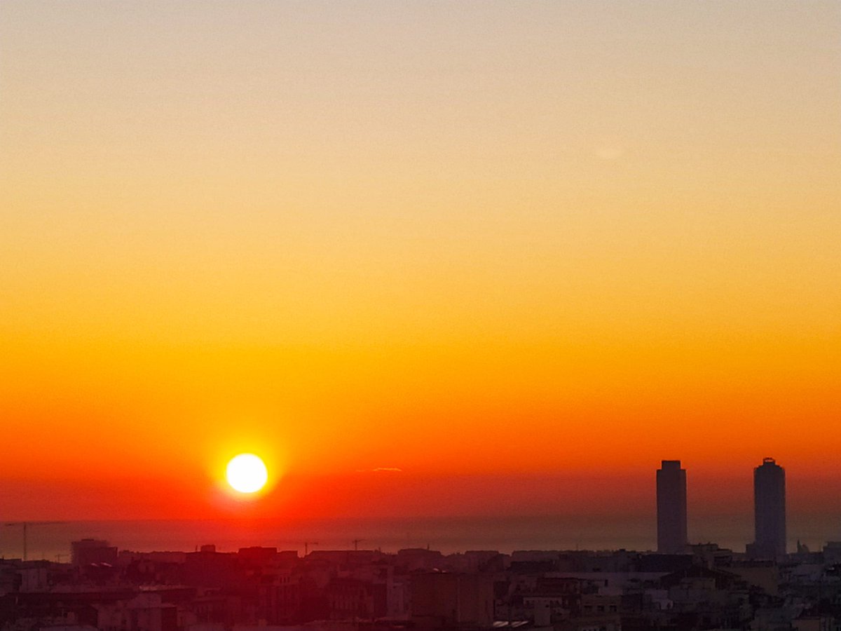 XG7AV's tweet photo. #BonDia #GoodMorning #Barcelona #Sunrise #sun #sky #sea #skyline #Catalunya #Catalonia #World #GoodMorningTwitterWorld #GoodVibes https://t.co/oScN6aV8CF