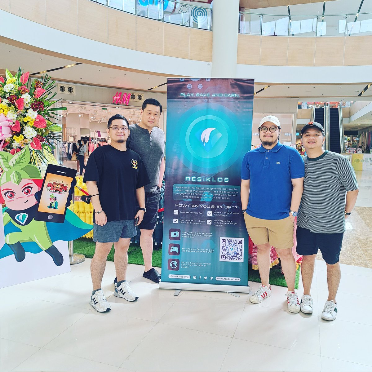 0xMayorQ's tweet photo. Hello Charlie (Quinto Brothers) with sir Donald Lim; the Chief Operating Officer of DITO CME, and the Chief Innovation Officer of the Udenna Corporation. What is up? :)
#HelloCharlieNFT #resiklosNFT https://t.co/ABNdUXGKXa