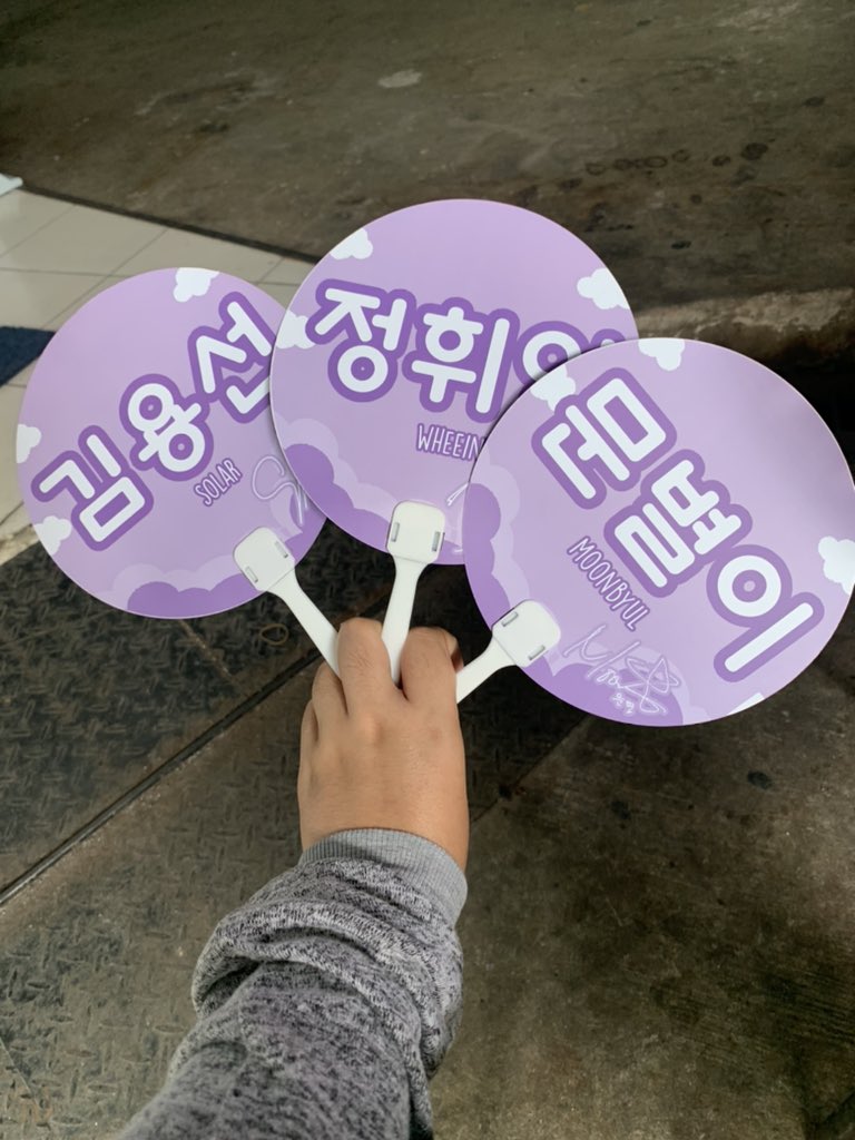 serendipiteco's tweet photo. halo temen temen aku jualan cardholder dan.kipas member mamamoo satunya 15k dua 25k bisa cod di venue yaa aku udh di venue^^ #MAMAMOO_MyCon #MAMAMOOINJAKARTA #MAMAMOOinJKT #MYCONinJKT https://t.co/UXsDFwa0Mj