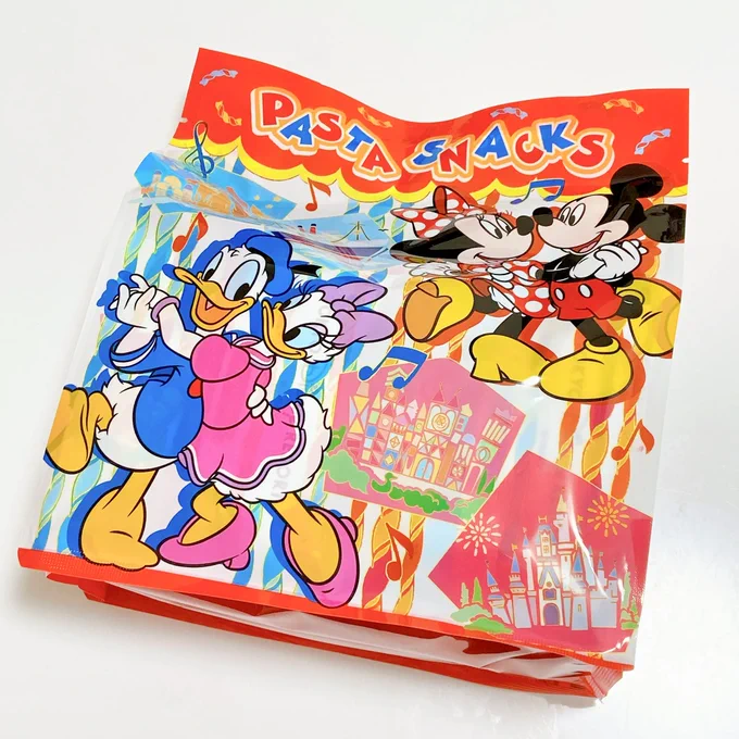 【ディズニーお土産】おやつの正解コレだわ…!1袋85円の「やみつきスナック」無限に食べられるウマさなんだけど!  ディズニーの「パスタスナック」がおいしい!トマトソースとソルトの2種類が5袋ずつ入っています。カリカリ食感がやみつきになって手が止まらないよ…! 