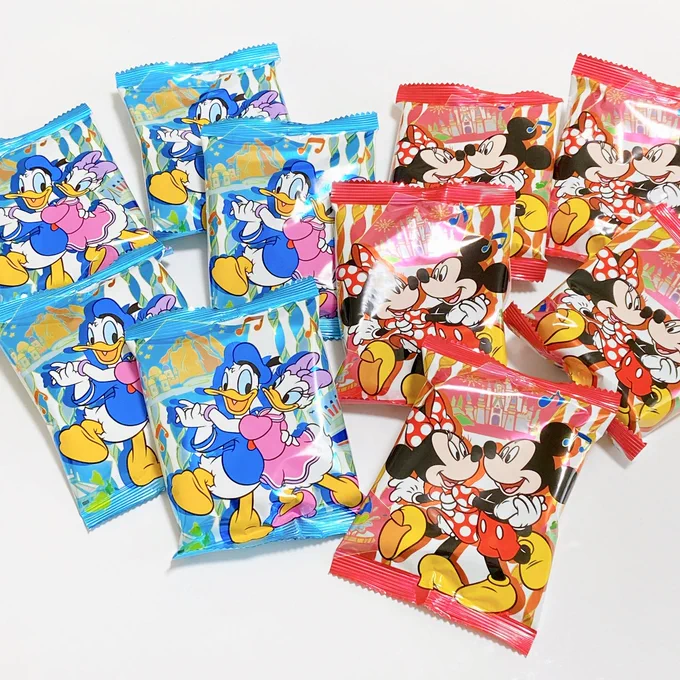 【ディズニーお土産】おやつの正解コレだわ…!1袋85円の「やみつきスナック」無限に食べられるウマさなんだけど!  ディズニーの「パスタスナック」がおいしい!トマトソースとソルトの2種類が5袋ずつ入っています。カリカリ食感がやみつきになって手が止まらないよ…! 