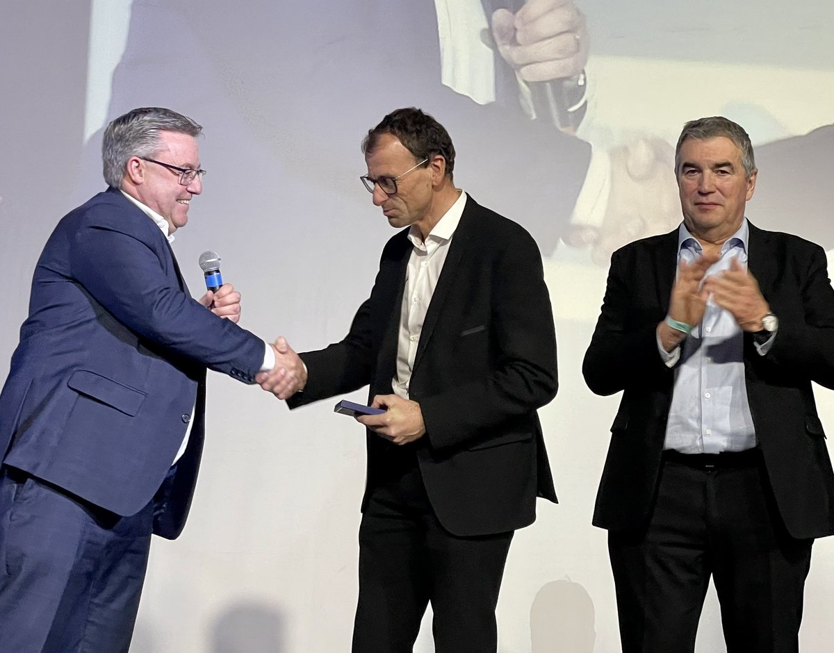 BeyaertMartial's tweet image. Une première réussie auPalais du Littoral @VilleGdeSynthe
Magnifique spectacle pour ces 1ers championnats de France de E-Cycling.
L’occasion pour moi de remettre la médaille de la ville à Michel Callot, président de la Fédération Française de Cyclisme.
#cyclisme
#ecycling