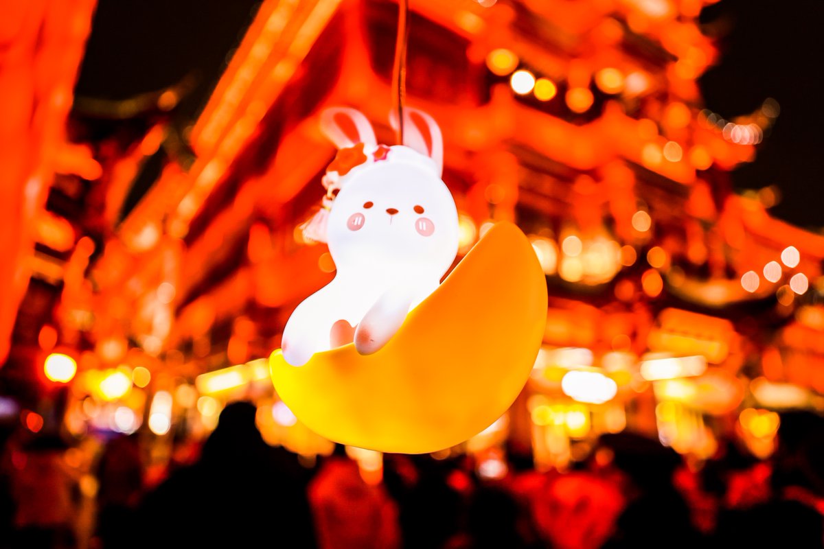 ShanghaiEye's tweet photo. The English Premier League held events to celebrate the traditional Chinese Lantern Festival in advance on Feb 4. ็ซ้ๅ
จ็ฝ็"่ฑซๅญๅ
ๅญ็ฏ"็นไบฎ่ฑ่ถ
่ตๅบ #ๅ
ๅฎต่ๅฟซไน #ChineseLanternFestival #PremierLeague #wolvesliverpool https://t.co/G4bsRBqenJ