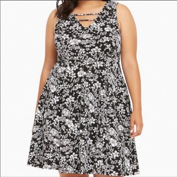 Guilt_T's tweet photo. So good I had to share! Check out all the items I'm loving on @Poshmarkapp #poshmark #fashion #style #shopmycloset #shein #torrid #unknown: https://t.co/jrwOrWEKK9 https://t.co/nwCs6pKfAf