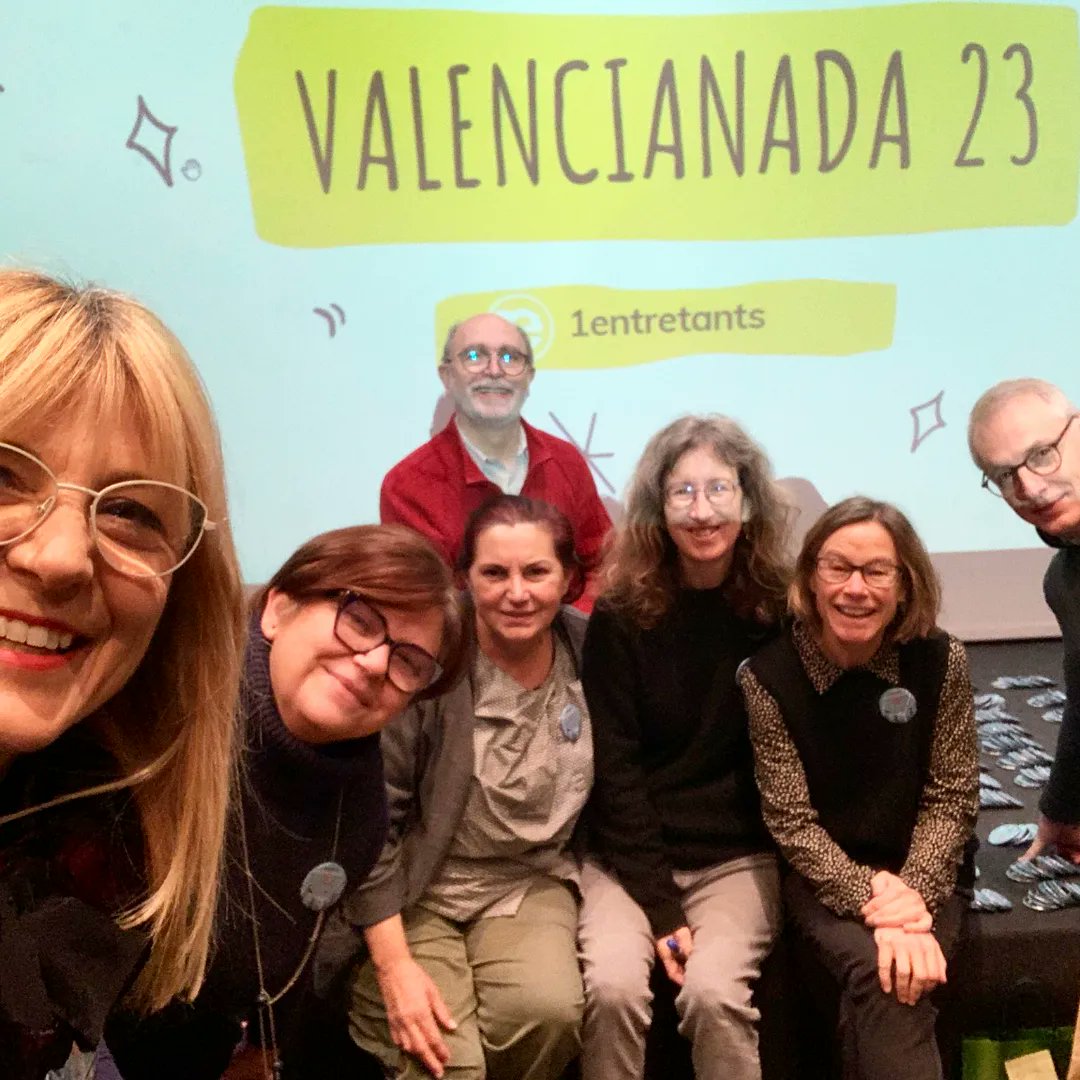 MiradorMirandes's tweet photo. Targetons, targetes, xapes identificatives... Decàleg de compromís i de tasques. Tot a punt perquè el 16 de febrer més de dos mil alumnes facen seua la ciutat de València. #VLCda23 #WMCP23 @1entretants @EquipLaceNet @rbarlam @AnnaCasamitjana Som-hi!!!!📱✨ https://t.co/YhX2mRdblx