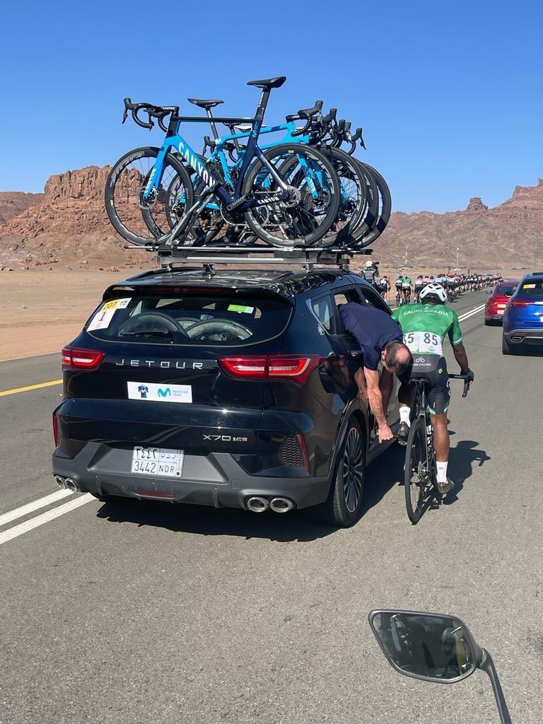 FaressOtaibi's tweet photo. Movistar Mechanical support by Tomás Amezaga to Hani Almarhoon, @Saudi_Cycling National Team rider, during #SaudiTour 2023.
Thank you @Movistar_Team
Thank you Tomás 🙏🏻💙
#SaudiCycling
#AlUla
#ExperienceAlUla
#SaudiArabia https://t.co/Lv09oc2qrZ