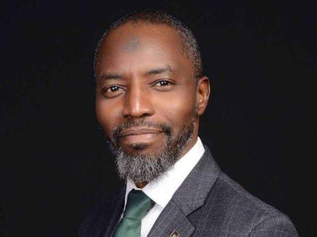 ElhassanAlabe's tweet photo. Mr Hassan Usman. The MD of Jaiz Bank who has refused to sell the new naira notes like other banks.
We must cultivate the habit of celebrating good people irrespective of their ethnic, religious or tribal affiliations

May Allah reward him plentifully, Ameen. The North Dogara BVAS https://t.co/RyuR3cX1k6