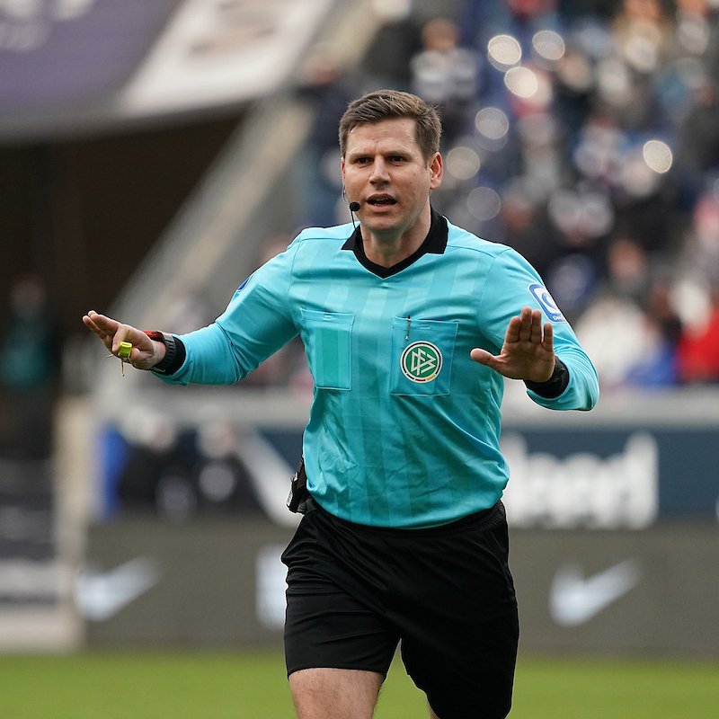werderbremen's tweet photo. Das Schiedsrichter-Gespann für heute 👇
👮♂️ Frank #Willenborg
🚩 Dr. Arne #Aarnink
🚩 Sascha #Thielert
4️⃣ Benedikt #Kempkes
📺 Christian #Dingert & Frederick #Assmuth
#Werder | #VFBSVW https://t.co/7wjDZkXNCO