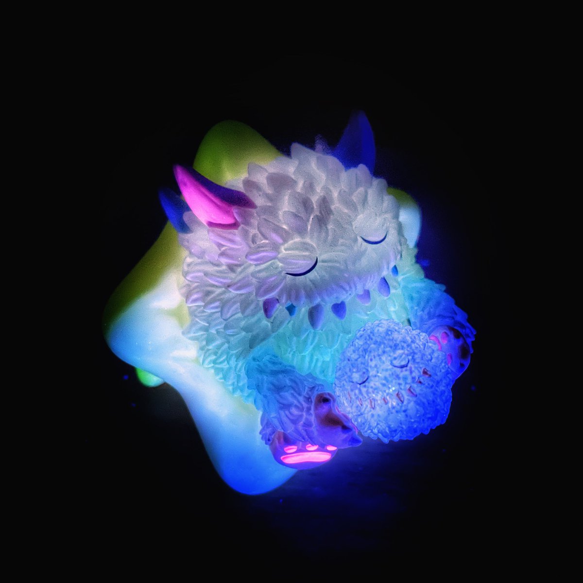 wilson1980's tweet photo. 幻想時光 ᴅʀᴇᴀᴍɪɴɢ ᴛɪᴍᴇ 😴⭐️✨
@INSTINCTOY @POPMARTGlobal
#instinctoy_hiroto_ohkubo #popmart #toyscollection #ソフビ #instinctoyshock #インスティンクトイ #monsterfluffy #joyfullife #blindbox #glowinthedark #大久保博人 #INSTINCTOY #toys4life #怪獣 #MYINSTINCTOYCOLLECTION https://t.co/MjzsW501JL