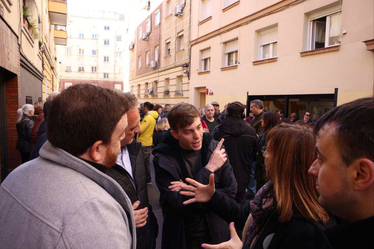 Nicops0's tweet photo. Desde @MasChamartin hemos estado acompañando a las vecinas y vecinos de Zabaleta junto a @MarbarberanP, @EduardoFRub y @jlnietob 

#FueraCocinasDeProsperidad #CocinasFantasma 
#MenosHumo #MenosRuido https://t.co/rAuJPKK7AN